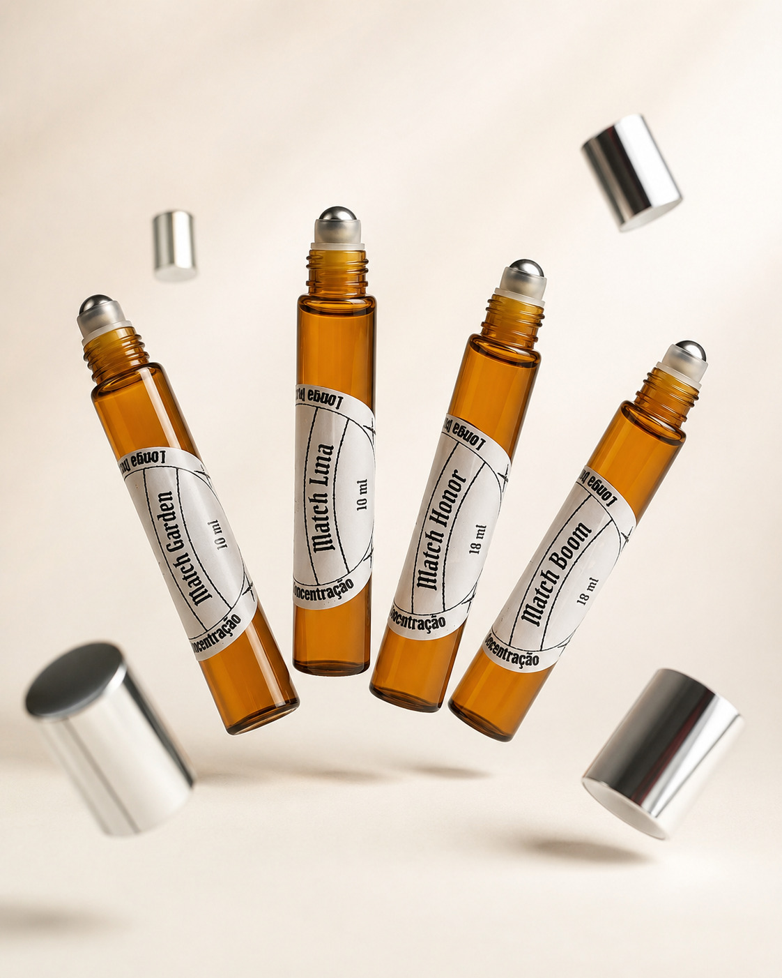 kit-impulse-perfumes-roll-on-matchii-visao-explodida quatro frascos de perfume portátil feitos com vidro âmbar e pontas aplicadoras redondas deslizantes lado a lado flutuando com tampas prateadas orbitando ao redor