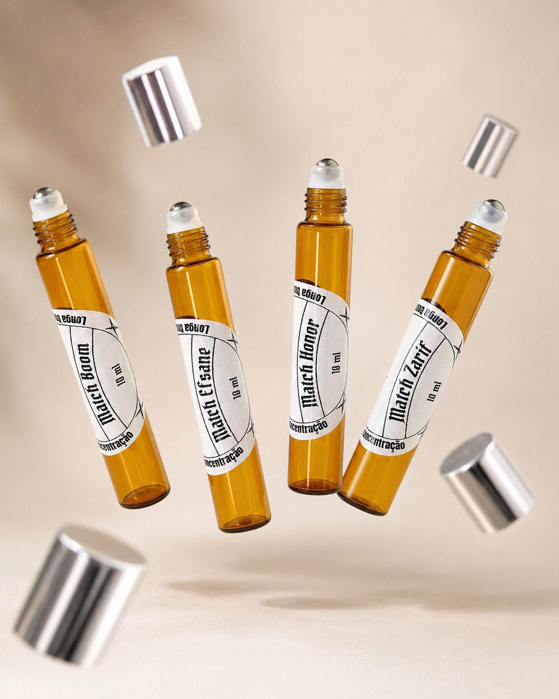 kit-magno-perfumes-masculinos-roll-on-flutuando-matchii quatro frascos de perfume de bolsa feitos com vidro âmbar e pontas redondas com esferas de aço deslizantes dispostos lado a lado flutuando com tampas prateadas pairando sobre o ar