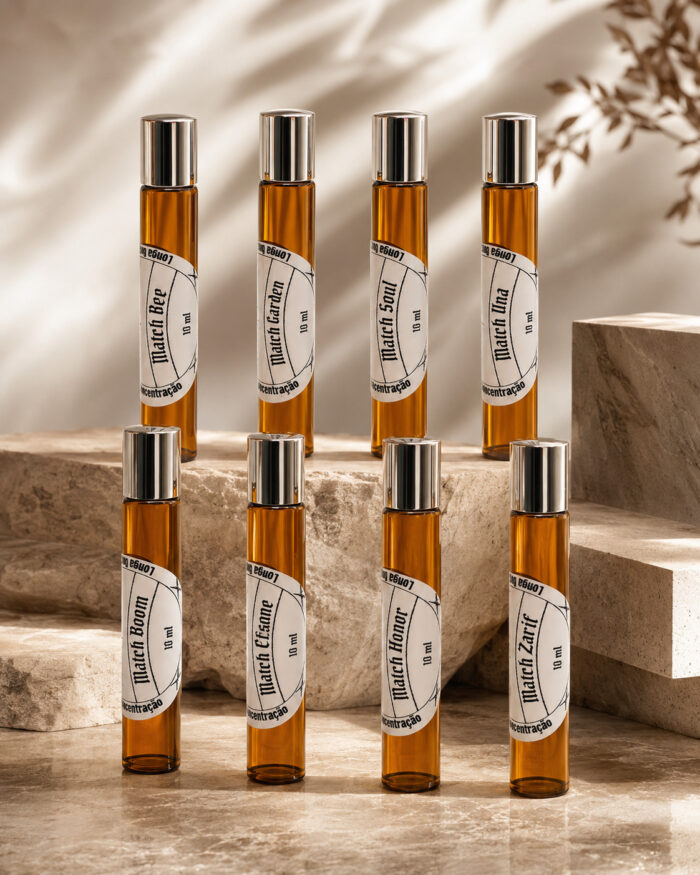 duas fileiras de quatro frascos cilíndricos de perfume de bolsa feitos de vidro âmbar com tampas prateadas com rótulos brancos sobre granito plano e pedra de granito