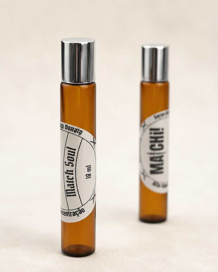dois frascos cilíndricos de perfume feminino em vidro âmbar com tampa cromada com rótulos redondos match soul e matchii lado a lado
