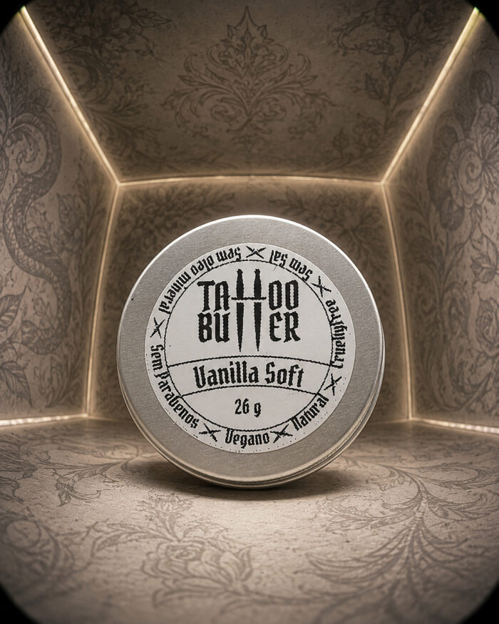 Latinha fechada da Matchii Vanilla Soft MATCHII de 26 g em cenário com ilustrações de tatuagem.