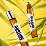 O capim-limão domina a composição com seu frescor aromático vibrante, criando uma aura revigorante que acalma e estimula ao mesmo tempo — a sensação de banho tomado, de pele limpa e respiração livre.