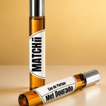 Mel dourado é o tipo de fragrância que chama atenção de forma sutil, deixando um rastro delicadamente doce e sereno por onde passa — uma sensação aconchegante e acolhedora do início ao fim.