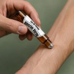O alecrim, estrela dessa composição, traz um aroma limpo e revigorante. Uma fragrância herbal e cítrica que convida ao frescor e à leveza desde o primeiro toque, ideal para começar o dia com energia.