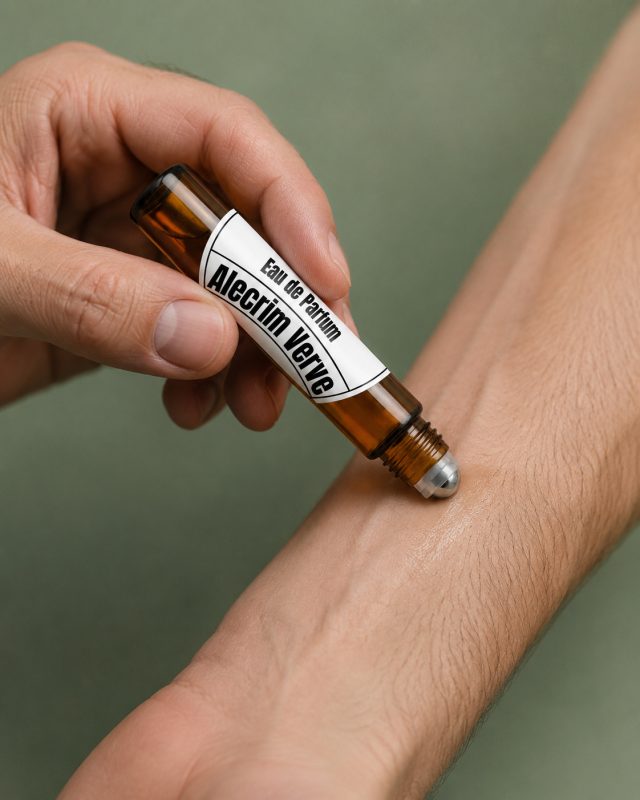 O alecrim, estrela dessa composição, traz um aroma limpo e revigorante. Uma fragrância herbal e cítrica que convida ao frescor e à leveza desde o primeiro toque, ideal para começar o dia com energia.