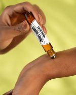 O capim-limão domina a composição com seu frescor aromático vibrante, criando uma aura revigorante que acalma e estimula ao mesmo tempo — a sensação de banho tomado, de pele limpa e respiração livre.