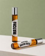 O alecrim, estrela dessa composição, traz um aroma limpo e revigorante. Uma fragrância herbal e cítrica que convida ao frescor e à leveza desde o primeiro toque, ideal para começar o dia com energia.