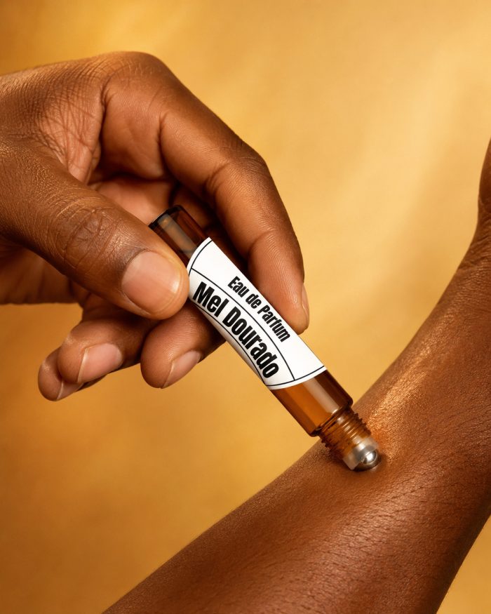 Mel dourado é o tipo de fragrância que chama atenção de forma sutil, deixando um rastro delicadamente doce e sereno por onde passa — uma sensação aconchegante e acolhedora do início ao fim.